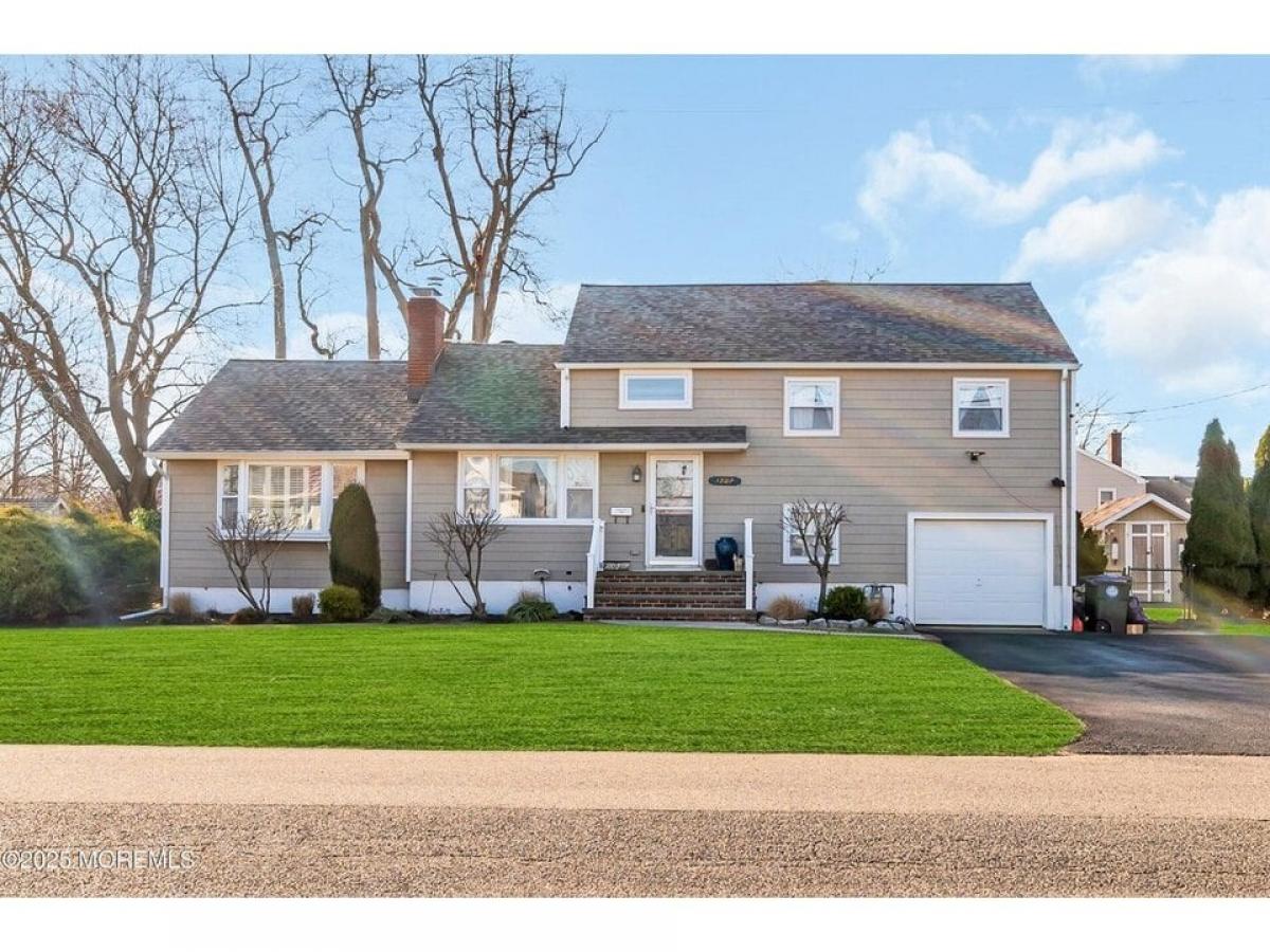 Picture of Home For Sale in Sea Girt, New Jersey, United States