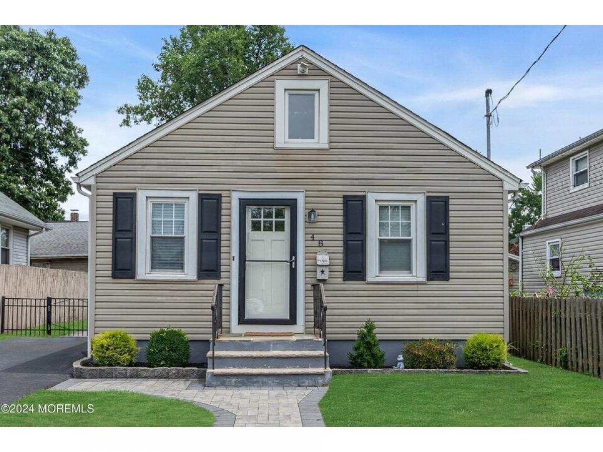 Picture of Home For Sale in Hazlet, New Jersey, United States