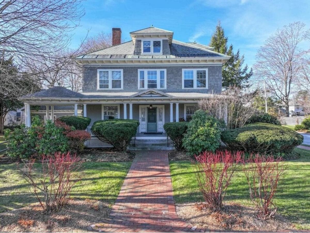 Picture of Home For Sale in Manchester, New Hampshire, United States