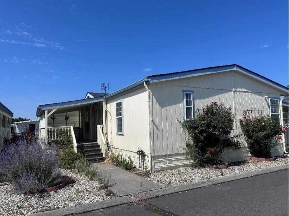 Picture of Home For Sale in Klamath Falls, Oregon, United States