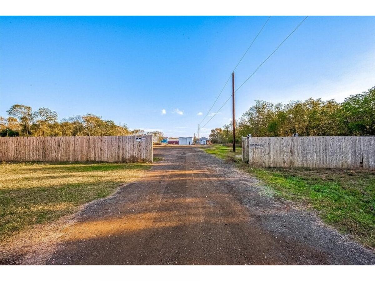 Picture of Home For Sale in Damon, Texas, United States