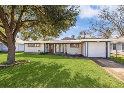 Home For Rent in Bellaire, Texas