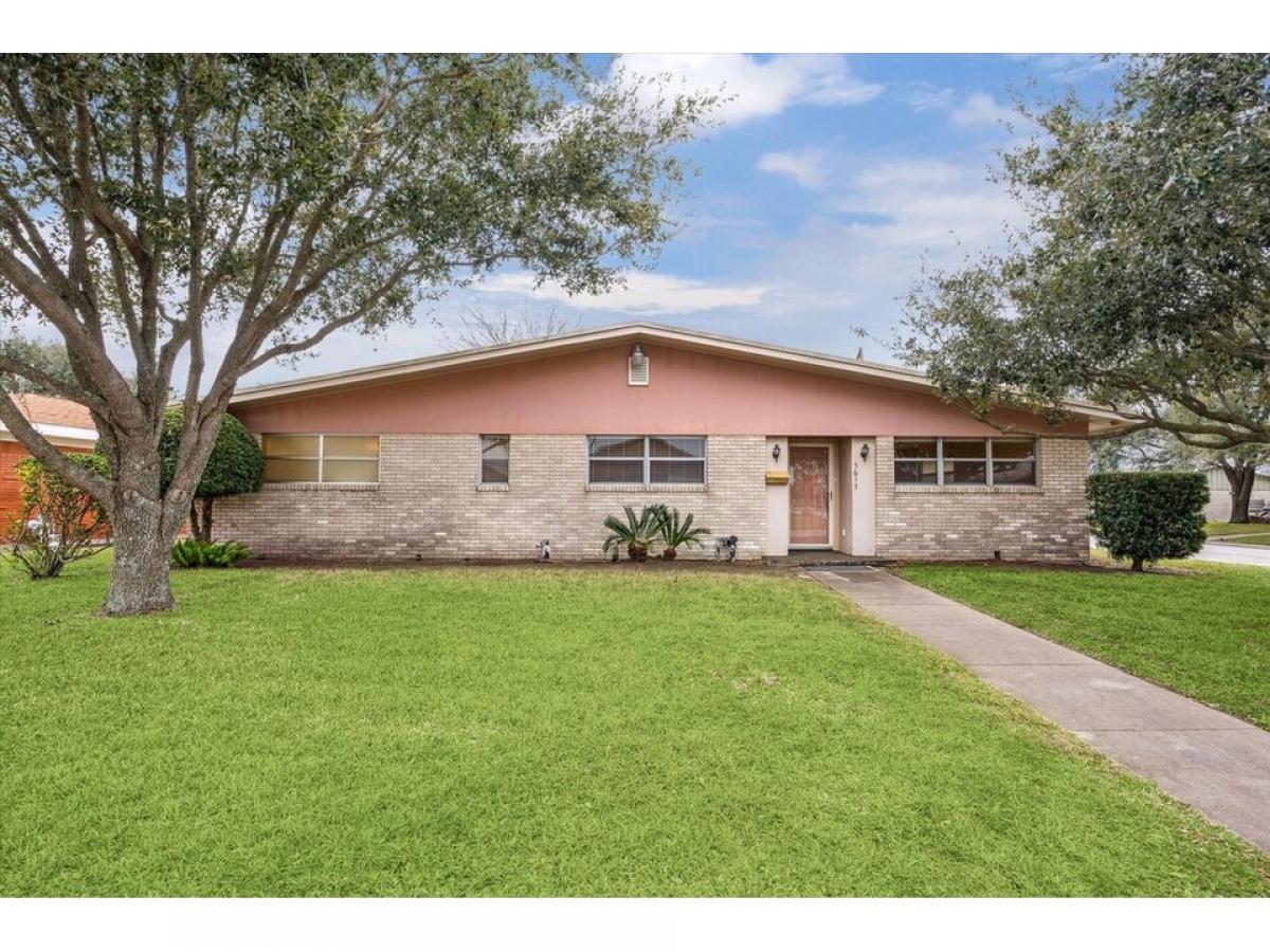 Picture of Home For Sale in Galveston, Texas, United States