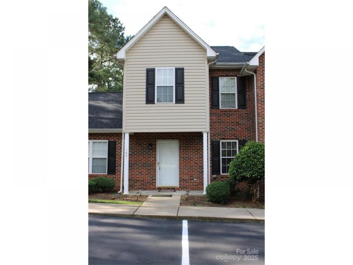 Picture of Home For Sale in Hickory, North Carolina, United States