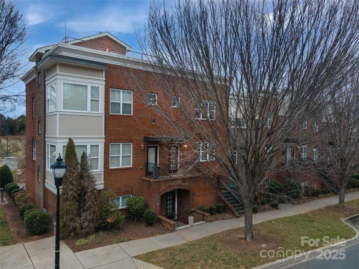 Picture of Home For Sale in Davidson, North Carolina, United States