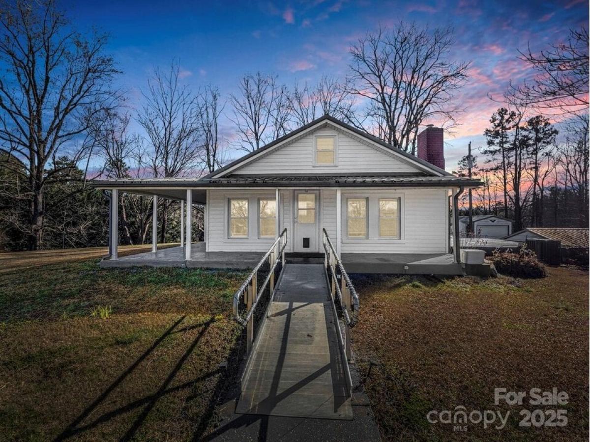 Picture of Home For Sale in Columbus, North Carolina, United States