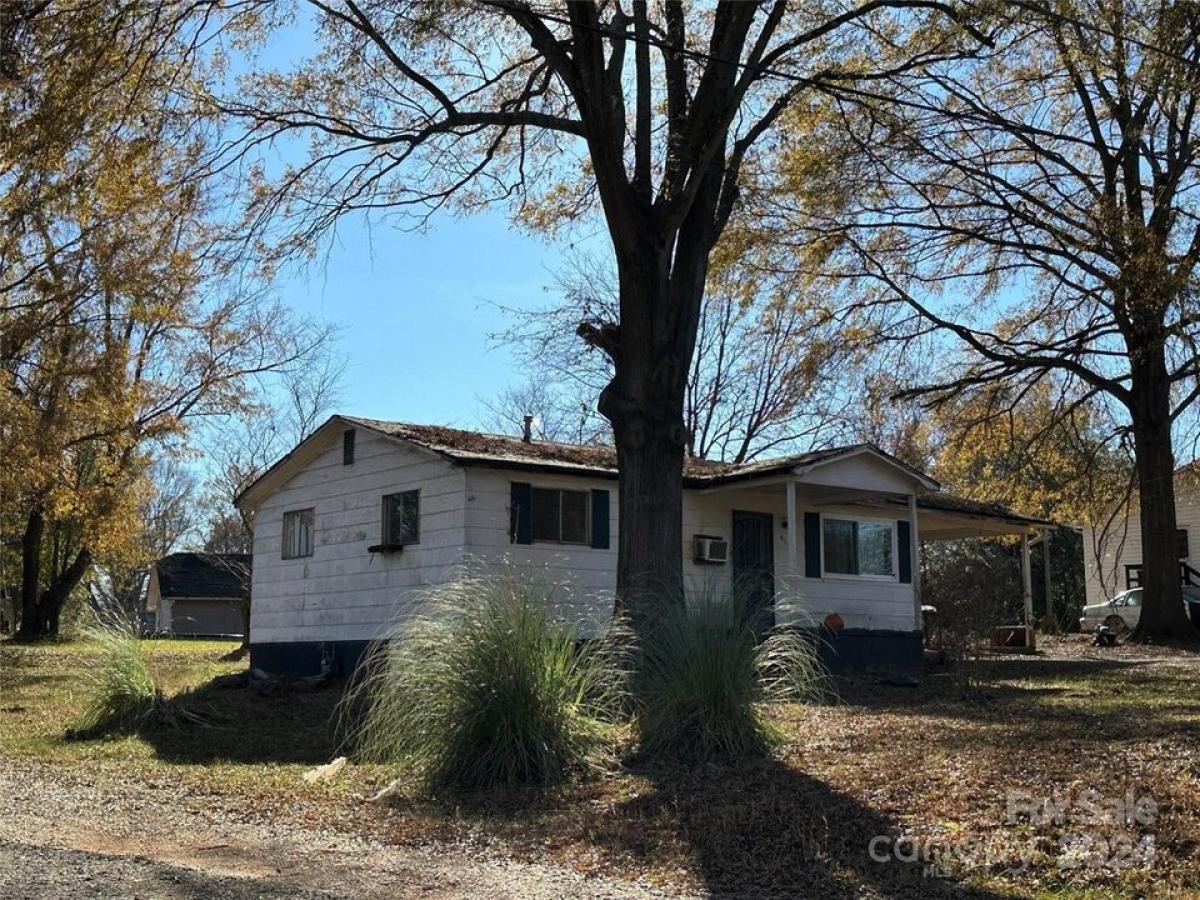 Picture of Home For Sale in Newton, North Carolina, United States