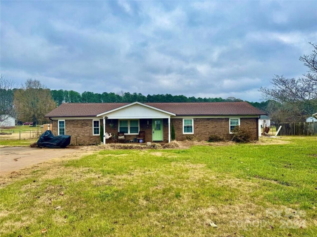 Picture of Home For Sale in Newton, North Carolina, United States