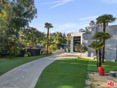 Home For Sale in Woodland Hills, California