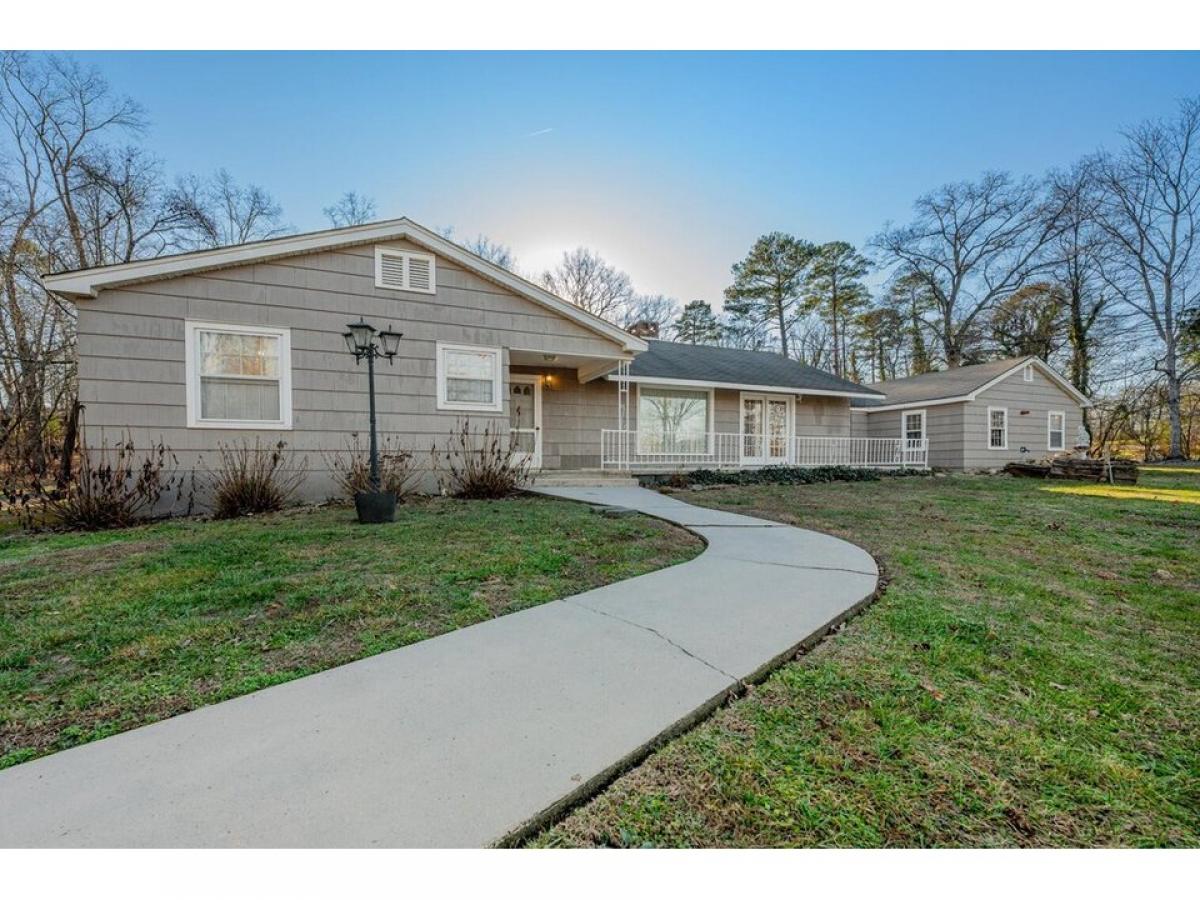 Picture of Home For Sale in Chickamauga, Georgia, United States