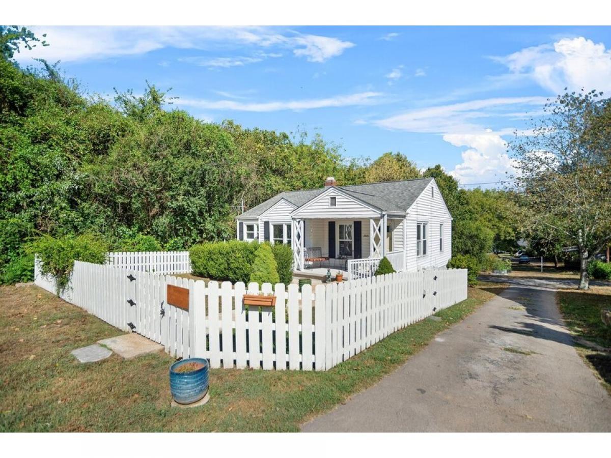 Picture of Home For Sale in Red Bank, Tennessee, United States