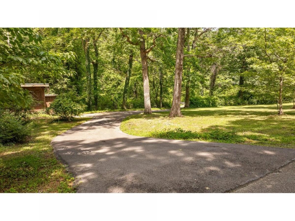 Picture of Home For Sale in Signal Mountain, Tennessee, United States