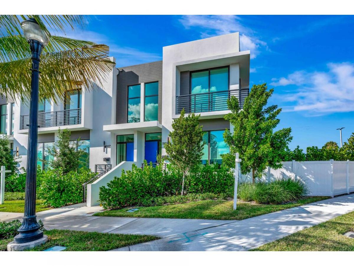 Picture of Home For Sale in West Palm Beach, Florida, United States