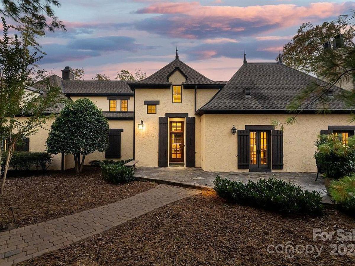 Picture of Home For Sale in Asheville, North Carolina, United States