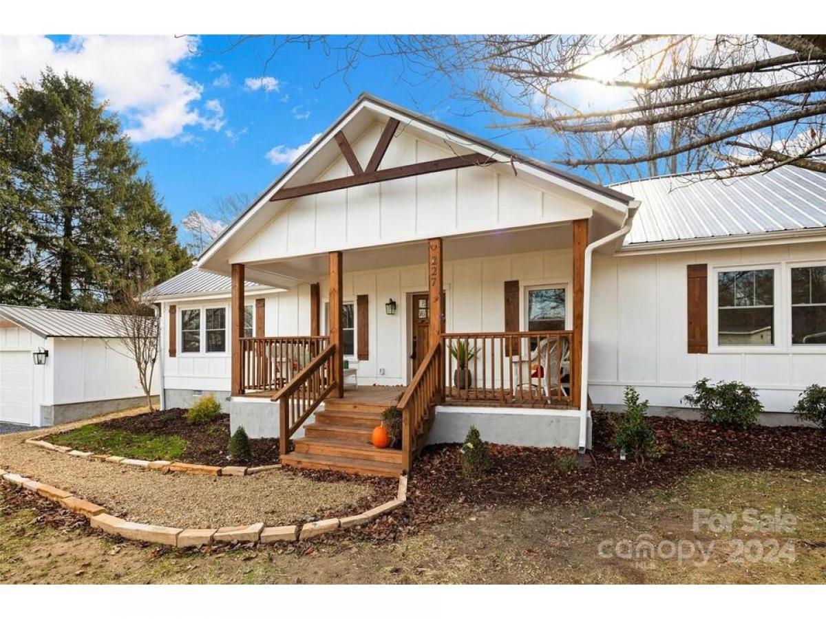 Picture of Home For Sale in Hendersonville, North Carolina, United States