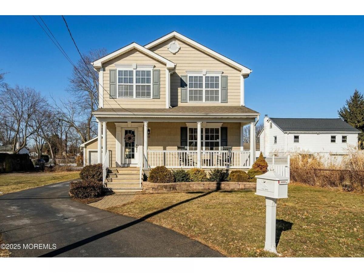 Picture of Home For Sale in Tinton Falls, New Jersey, United States