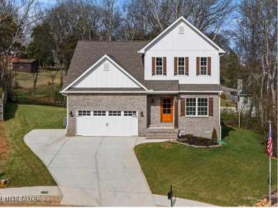 Home For Sale in Lenoir City, Tennessee