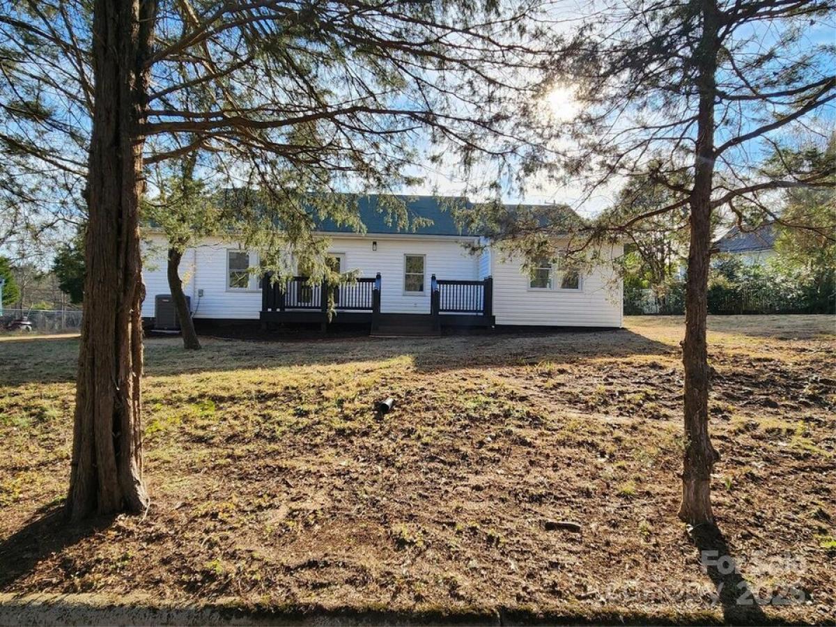 Picture of Home For Sale in Hickory, North Carolina, United States