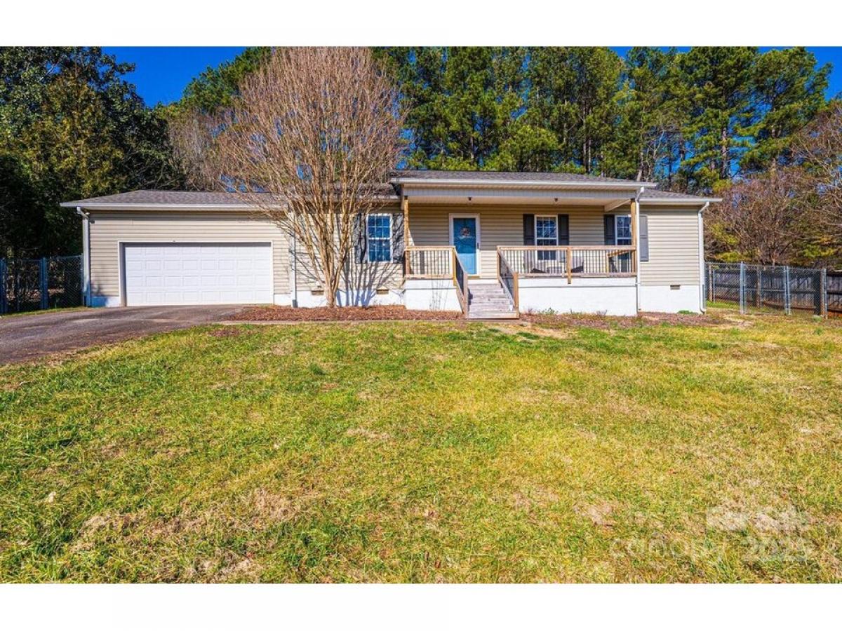 Picture of Home For Sale in Hickory, North Carolina, United States