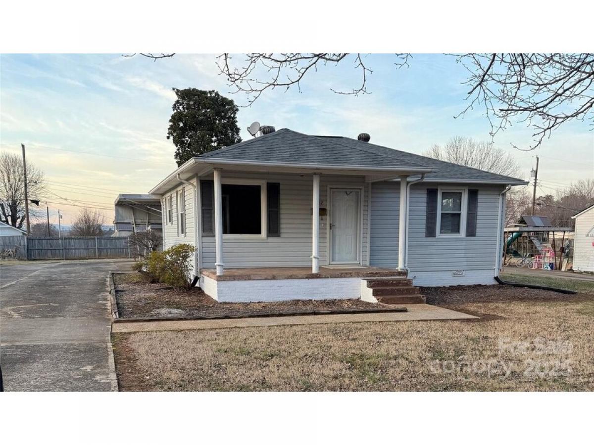 Picture of Home For Sale in Hickory, North Carolina, United States