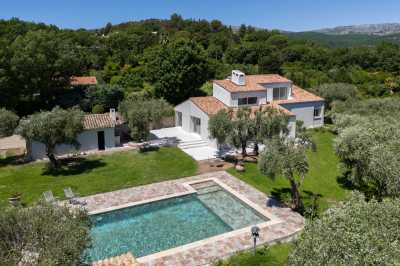 Villa For Sale in Chateauneuf Grasse, France