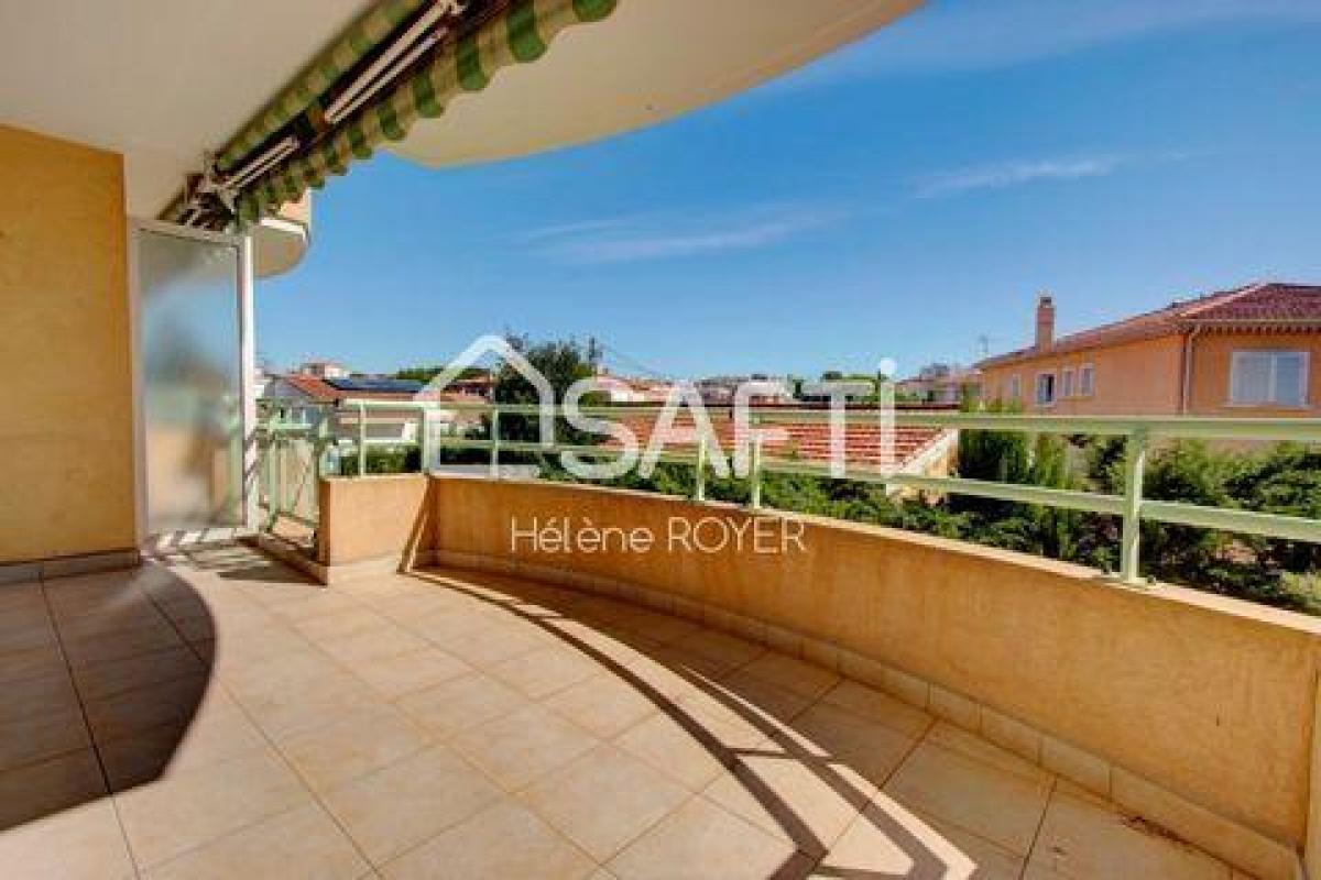 Picture of Apartment For Sale in Saint-Raphael, Cote d'Azur, France