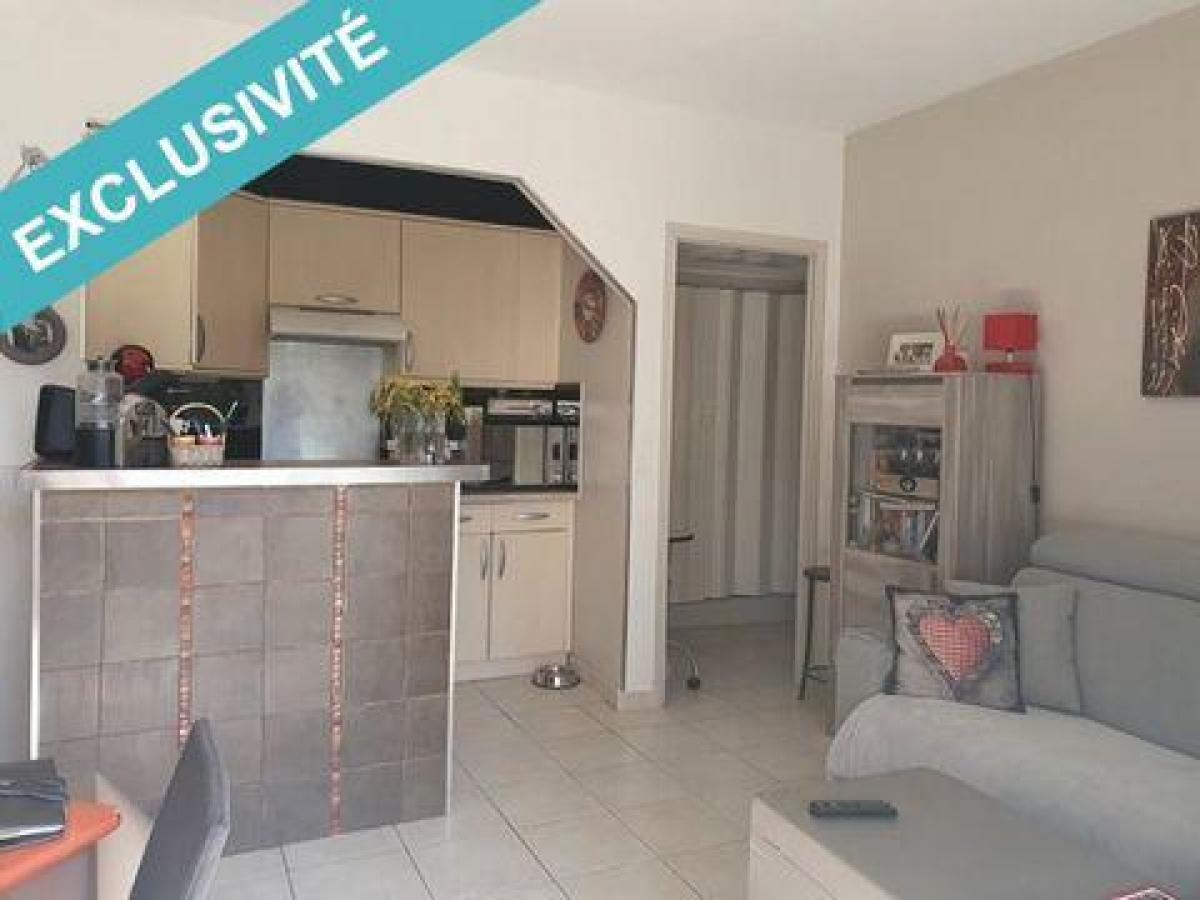 Picture of Apartment For Sale in Saint-Raphael, Cote d'Azur, France