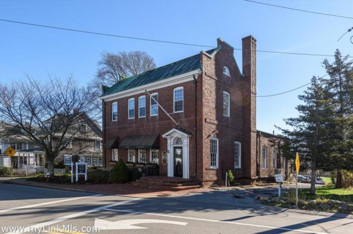 Picture of Home For Sale in Vineyard Haven, Massachusetts, United States