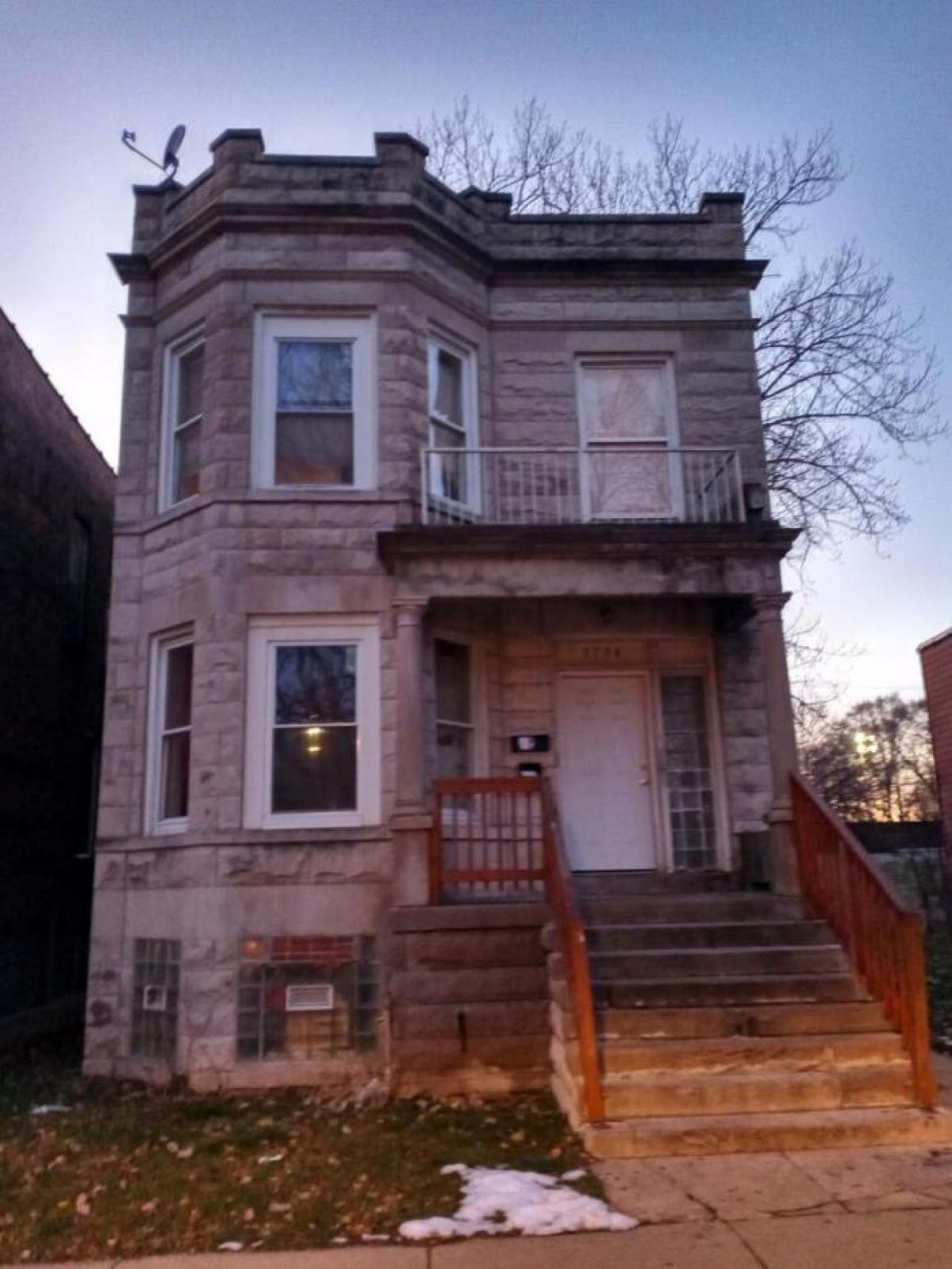 Picture of Multi-Family Home For Sale in Chicago, Illinois, United States