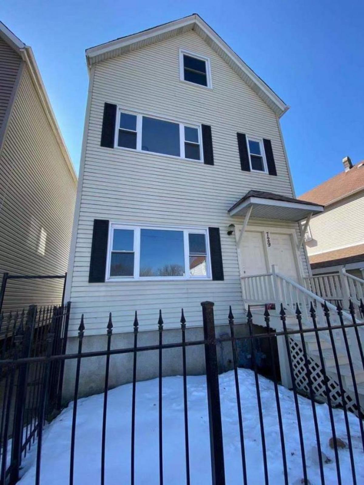 Picture of Multi-Family Home For Sale in Chicago, Illinois, United States