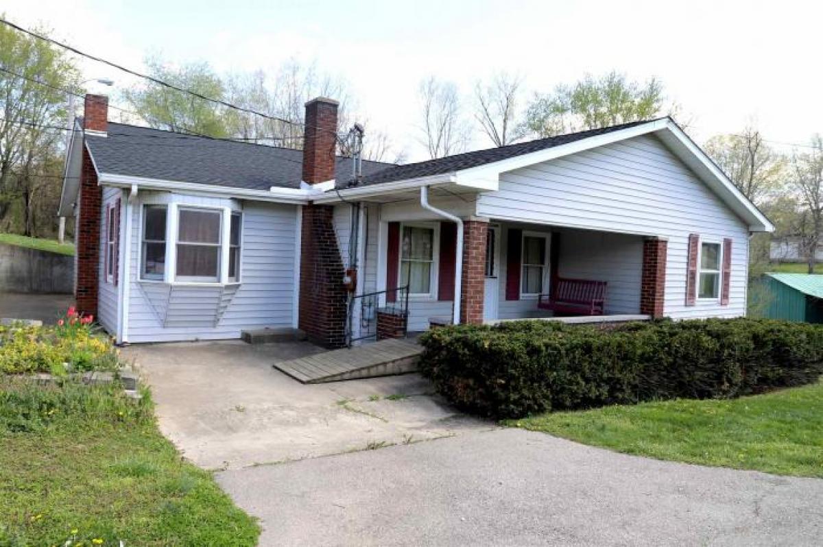 Picture of Home For Sale in Bloomfield, Indiana, United States