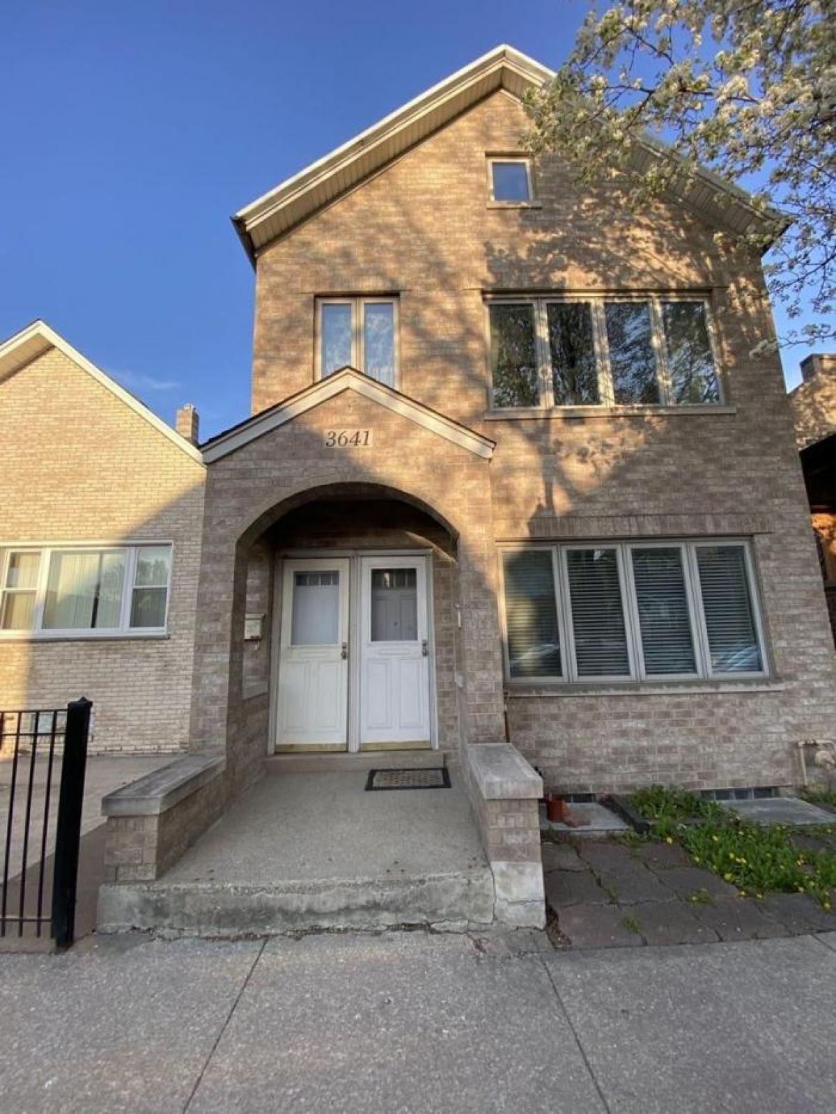 Picture of Multi-Family Home For Sale in Chicago, Illinois, United States