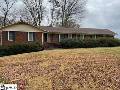 Home For Sale in Williamston, South Carolina