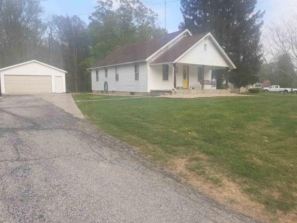 Picture of Home For Sale in Heltonville, Indiana, United States