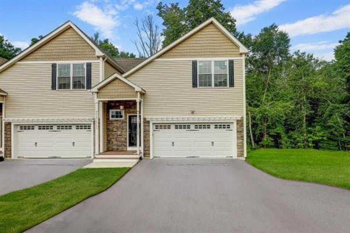 Picture of Home For Sale in Cumberland, Rhode Island, United States