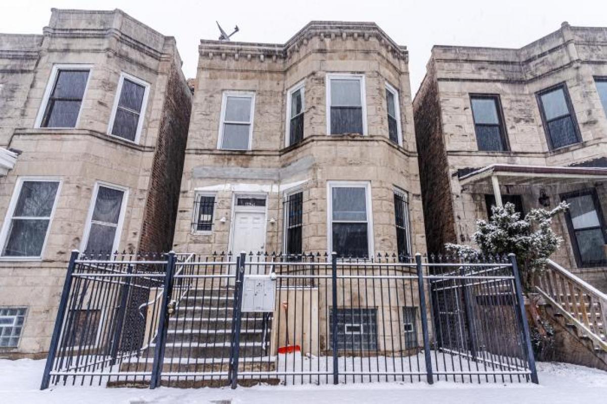 Picture of Multi-Family Home For Sale in Chicago, Illinois, United States