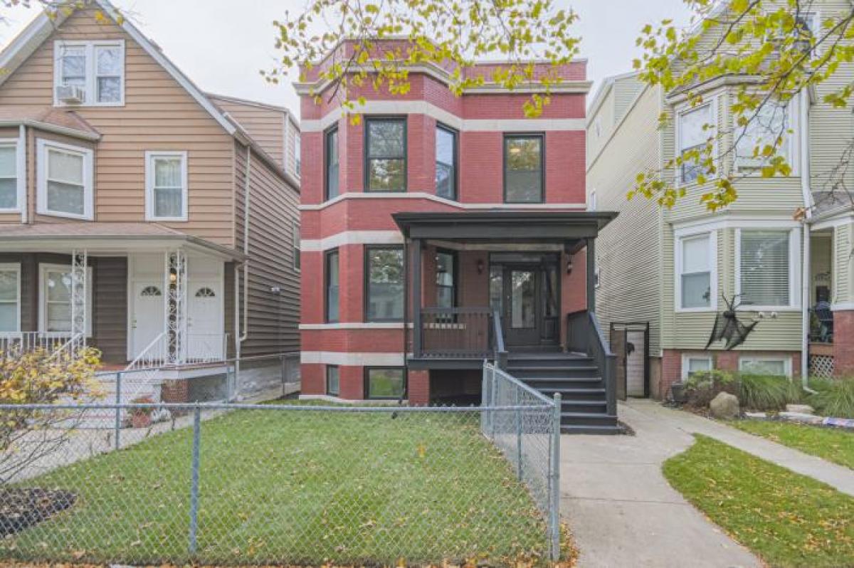 Picture of Multi-Family Home For Sale in Chicago, Illinois, United States