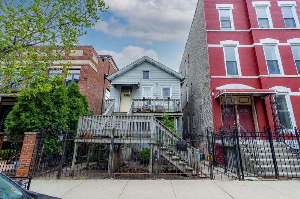 Picture of Multi-Family Home For Sale in Chicago, Illinois, United States