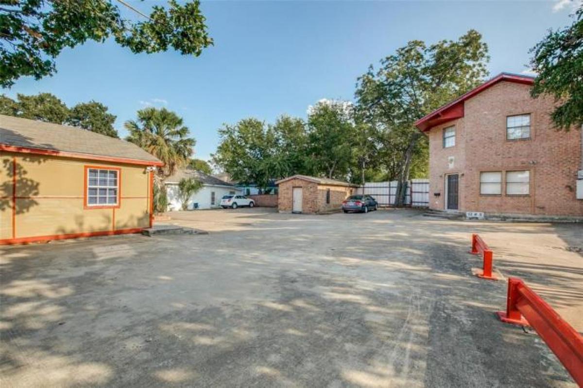 Picture of Multi-Family Home For Sale in Dallas, Texas, United States