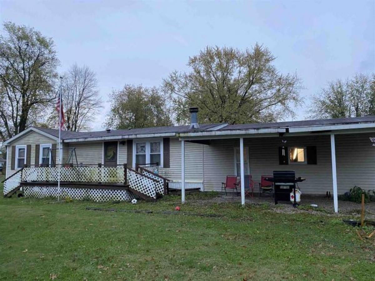 Picture of Home For Sale in Mitchell, Indiana, United States