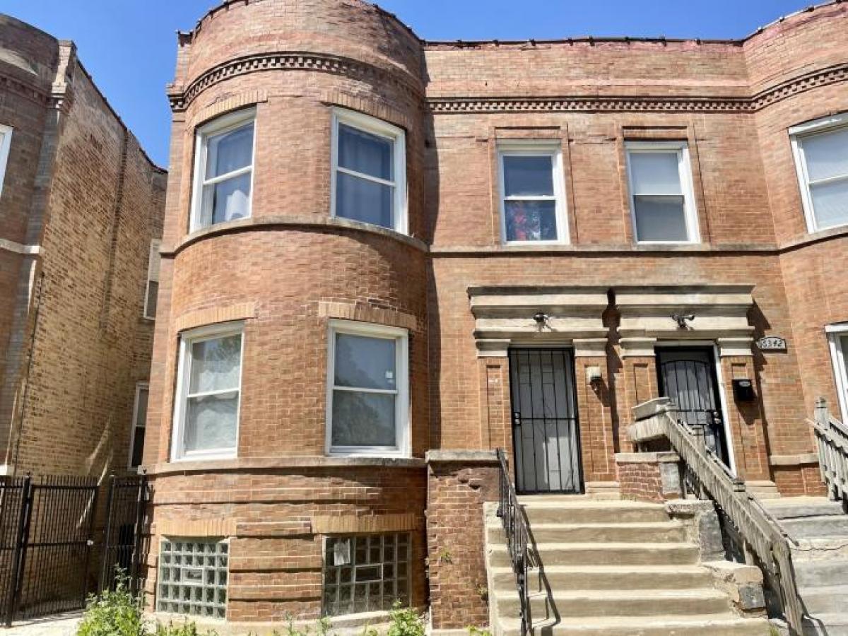 Picture of Multi-Family Home For Sale in Chicago, Illinois, United States