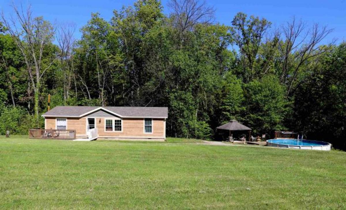 Picture of Home For Sale in Heltonville, Indiana, United States