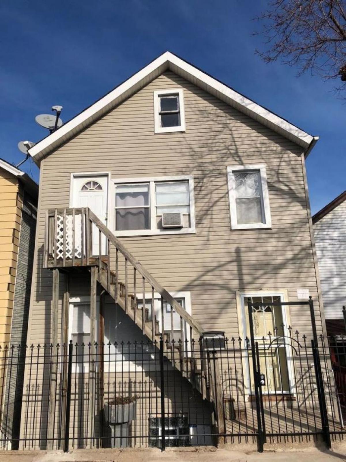 Picture of Multi-Family Home For Sale in Chicago, Illinois, United States