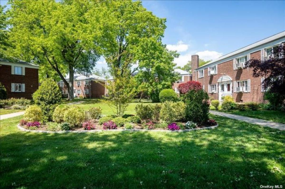 Picture of Residential Land For Sale in Bellerose Manor, New York, United States