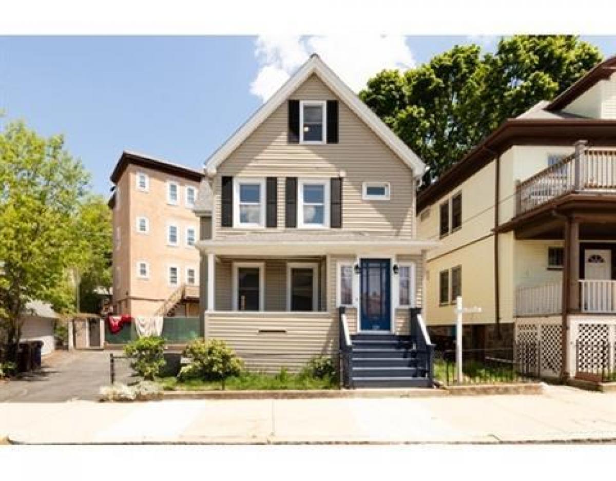 Picture of Home For Sale in Revere, Massachusetts, United States