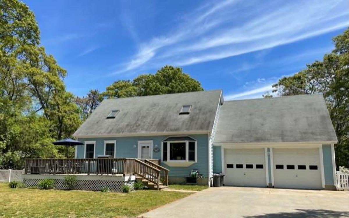 Picture of Home For Sale in Oak Bluffs, Massachusetts, United States