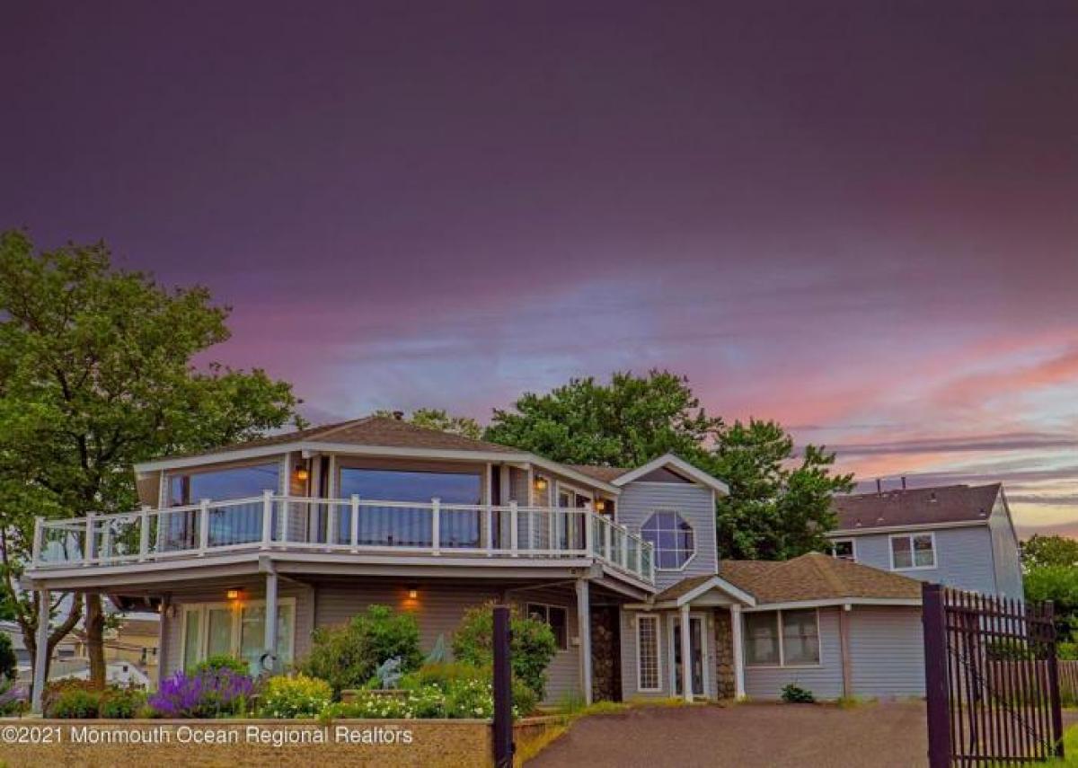 Picture of Home For Sale in Union Beach, New Jersey, United States