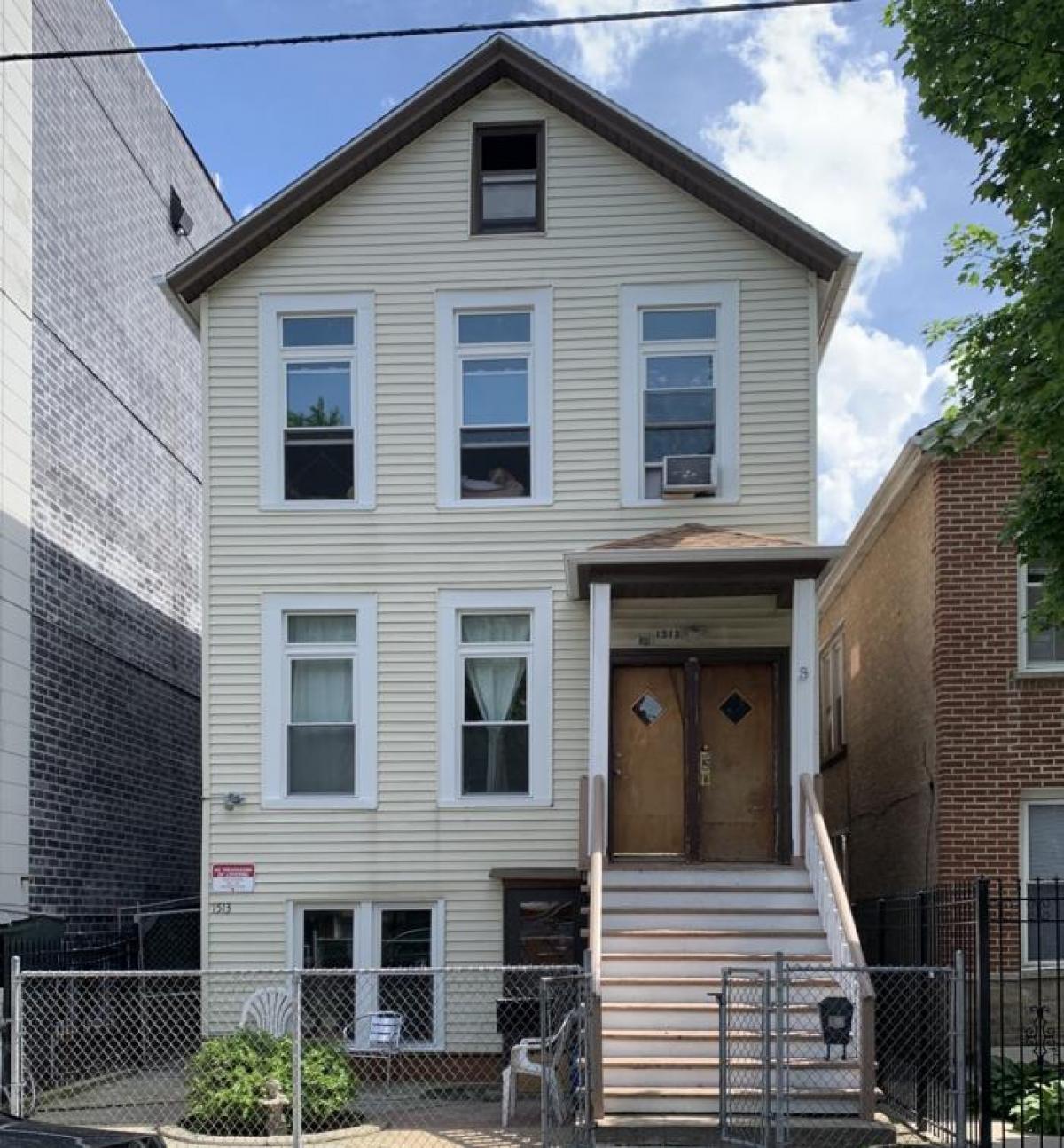 Picture of Multi-Family Home For Sale in Chicago, Illinois, United States