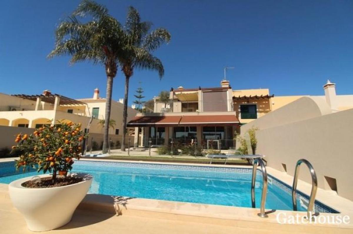 Picture of Villa For Sale in Vilamoura, Algarve, Portugal